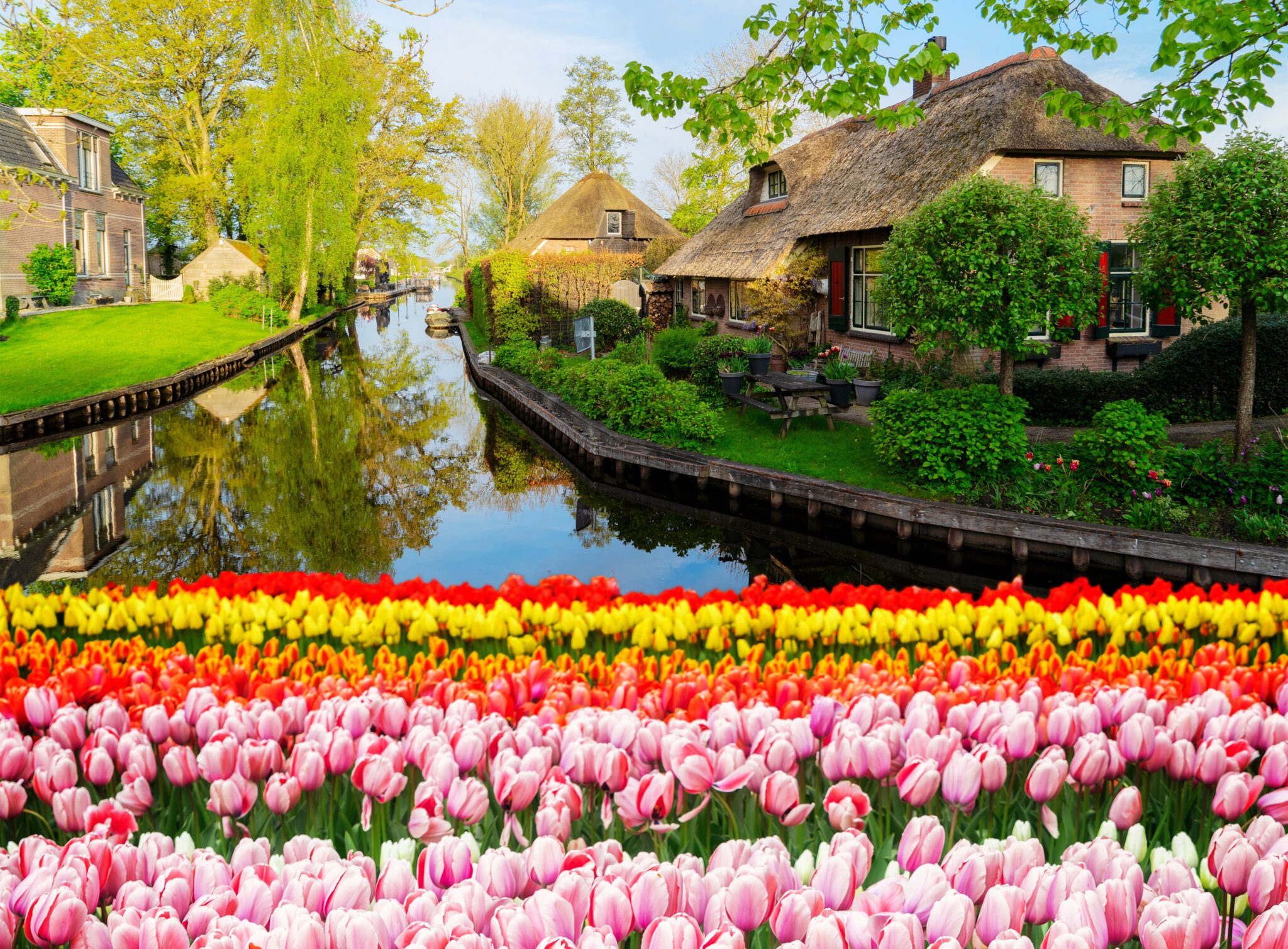 Rural,Dutch,Traditional,Country,Small,Old,Town,Giethoorn,With,Canals,