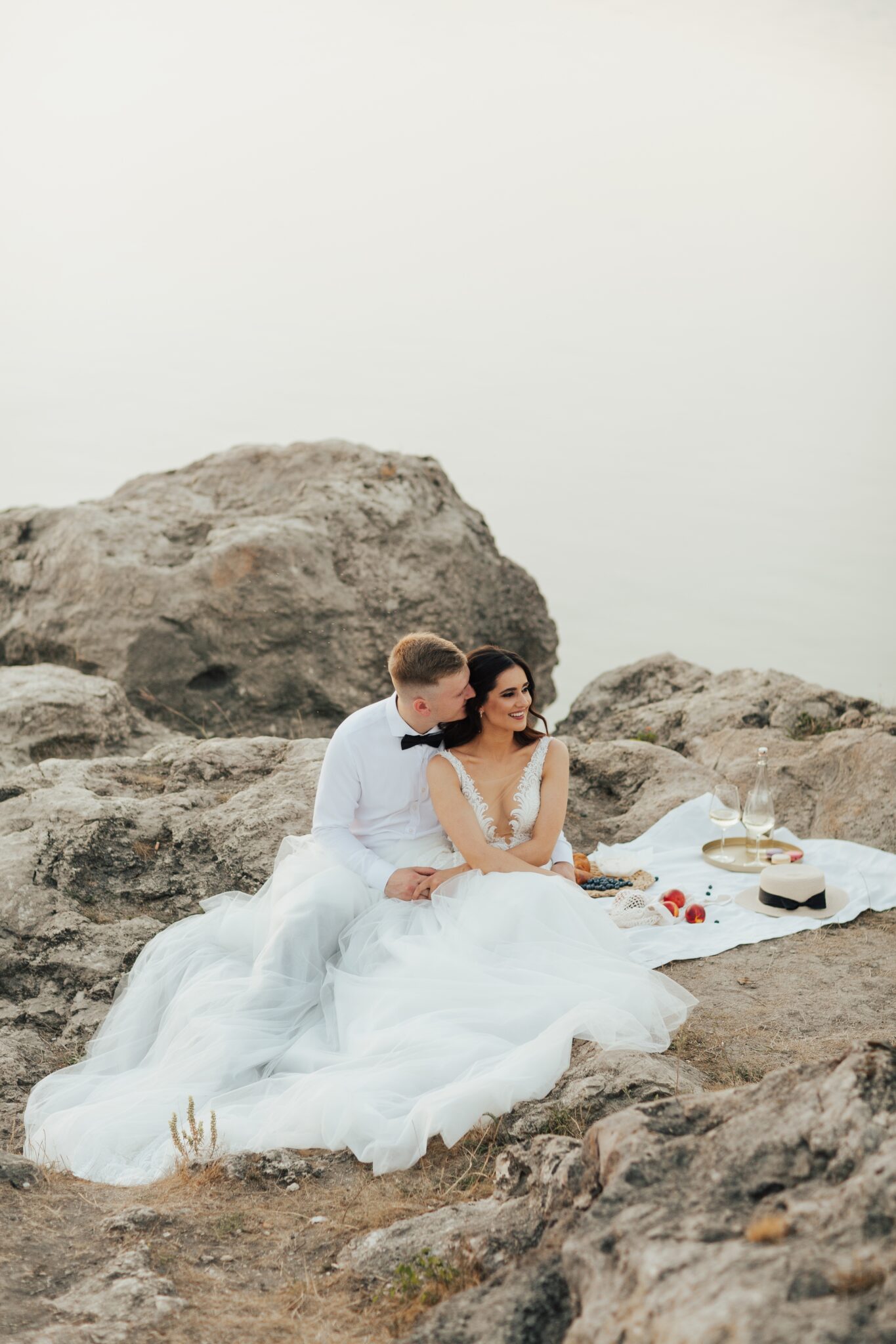 Dinner,The,Bridal,Couple,At,The,Picnic,On,The,Rocky